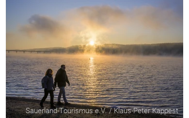 Wanderer am Möhneseeufer