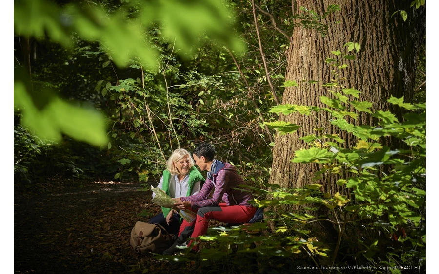 Freundinnen beim Wandern