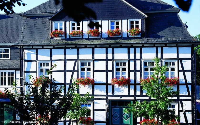 Frontansicht Romantikhotel Knippschild