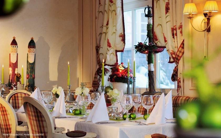 Festlich gedeckter Tisch zur Weihnachtszeit