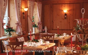 Innenansicht gemütlicher Gastraum Romantik Landhotel Knippschild