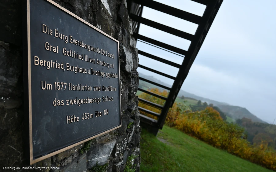 Eversberg - Infotafel auf der Burg