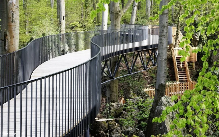 Die freischwebende Brücke über dem Felsenmeer biet