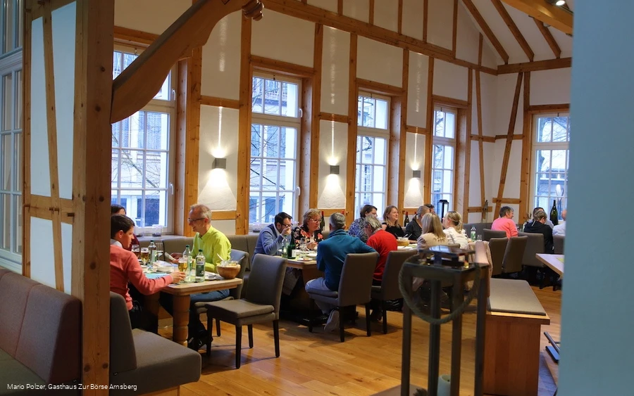 Innenraum Gasthaus zur Börse mit Menschen