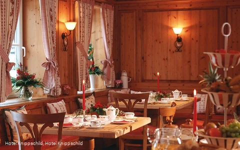 Innenansicht gemütlicher Gastraum Romantik Landhotel Knippschild