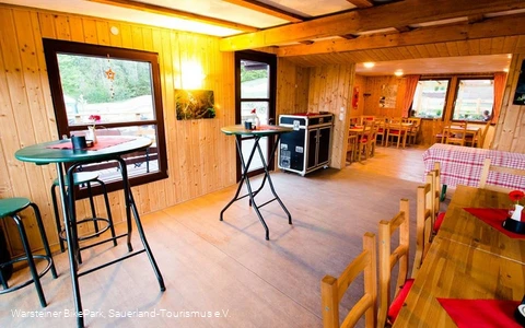 Innenansicht der gemütlichen Hütte am Rabennest