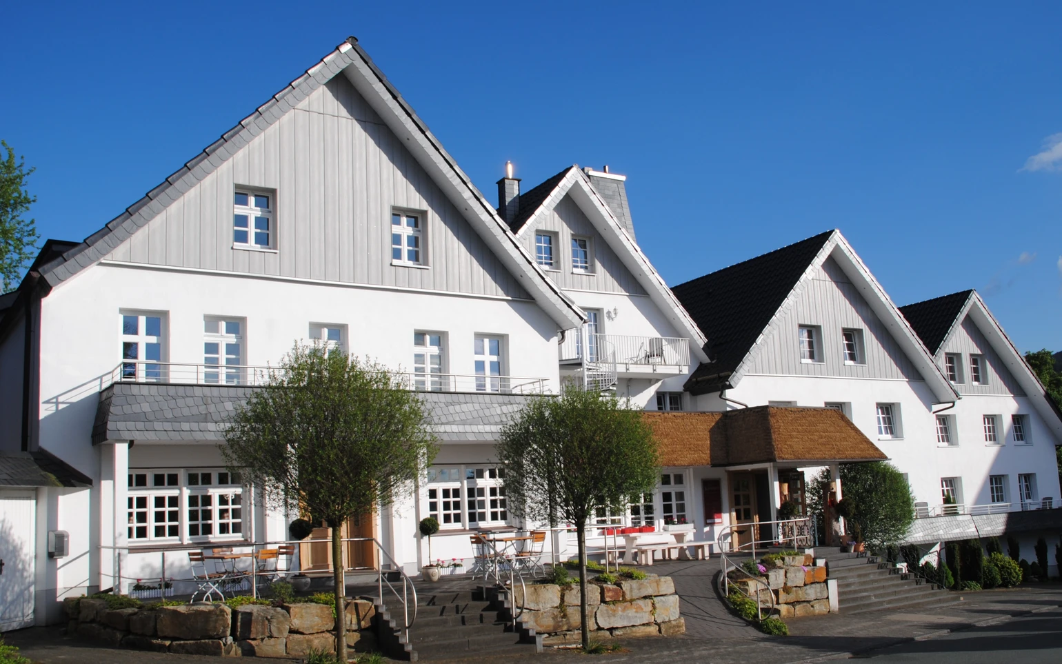 Aussenansicht, wenig Straße.JPG