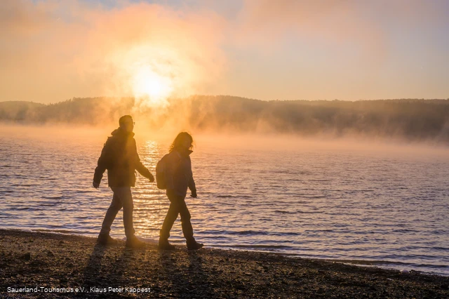 Wanderer im Morgengrauen am Möhnesee