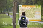 Wanderin vor der Orientierungstafel